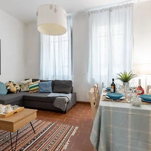 Guesthost - Lungarno Charismatic Apartment With Private Garden